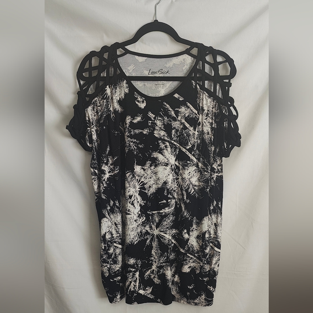 Torrid Lovesick Lattice Palms Dolman Tee - Size 1